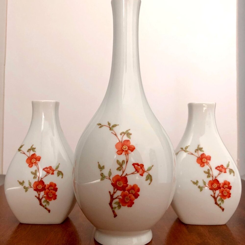 Stunning Set of 3 Kaiser Porcelain Hand-Painted Vases in the "Olivia" Pattern.